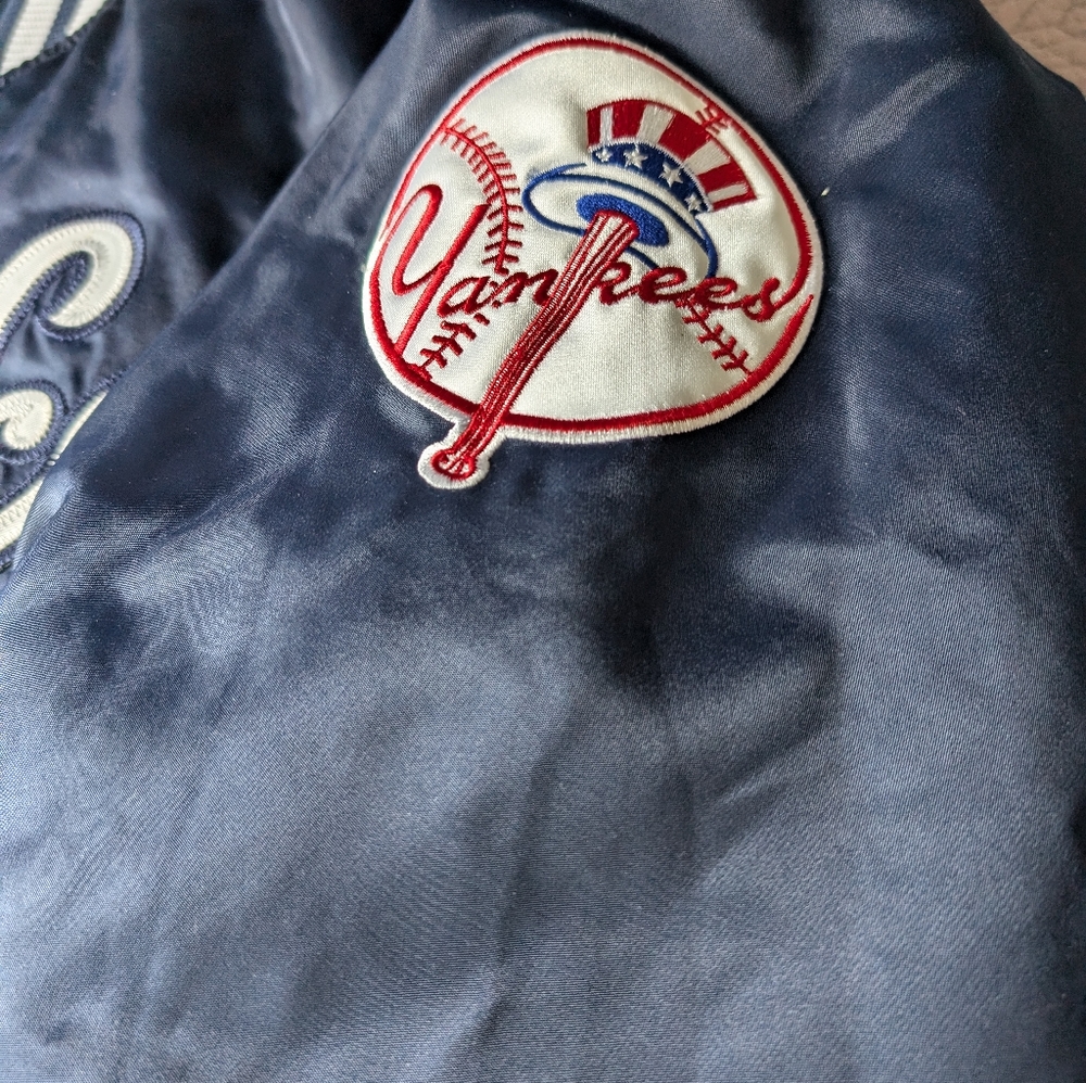 New York Yankees Puffer Quilted Jacket - Picture 3 of 11